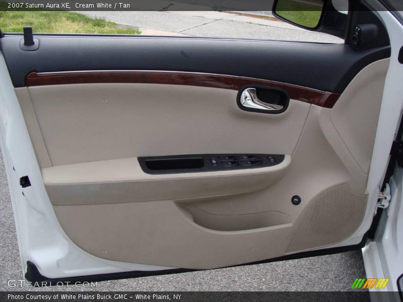 Cream White / Tan 2007 Saturn Aura XE