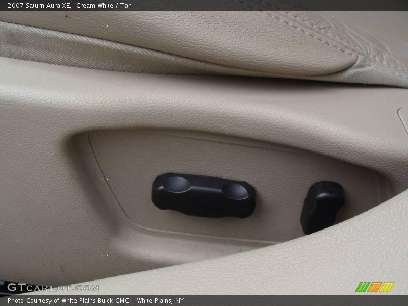 Cream White / Tan 2007 Saturn Aura XE