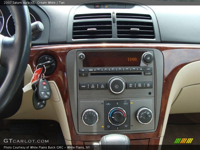 Cream White / Tan 2007 Saturn Aura XE