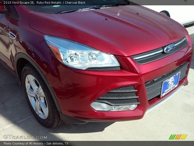 Ruby Red Metallic / Charcoal Black 2016 Ford Escape SE