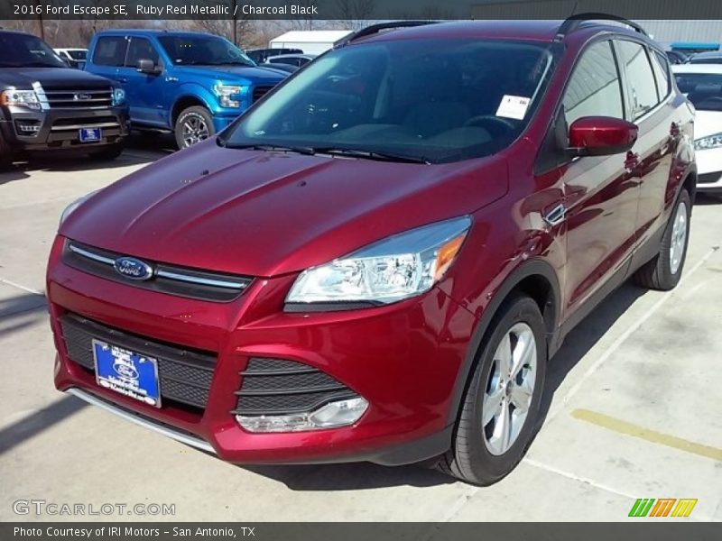 Ruby Red Metallic / Charcoal Black 2016 Ford Escape SE