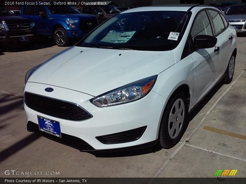 Oxford White / Charcoal Black 2016 Ford Focus S Sedan