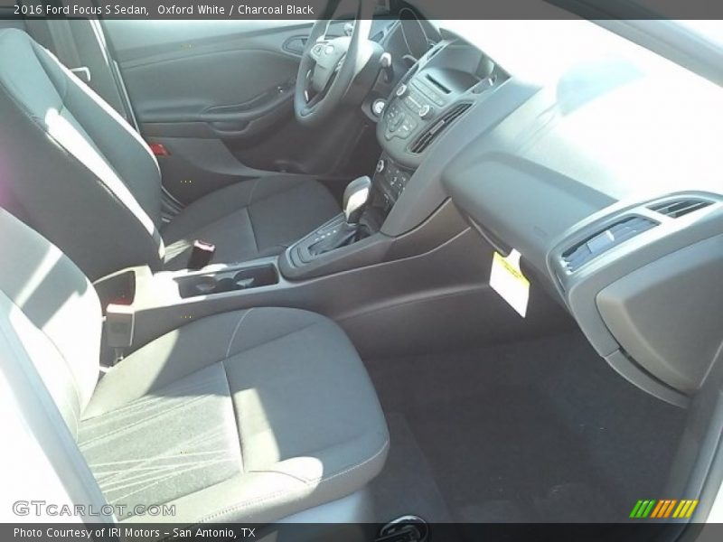 Oxford White / Charcoal Black 2016 Ford Focus S Sedan