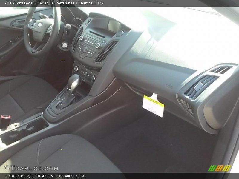Oxford White / Charcoal Black 2016 Ford Focus S Sedan