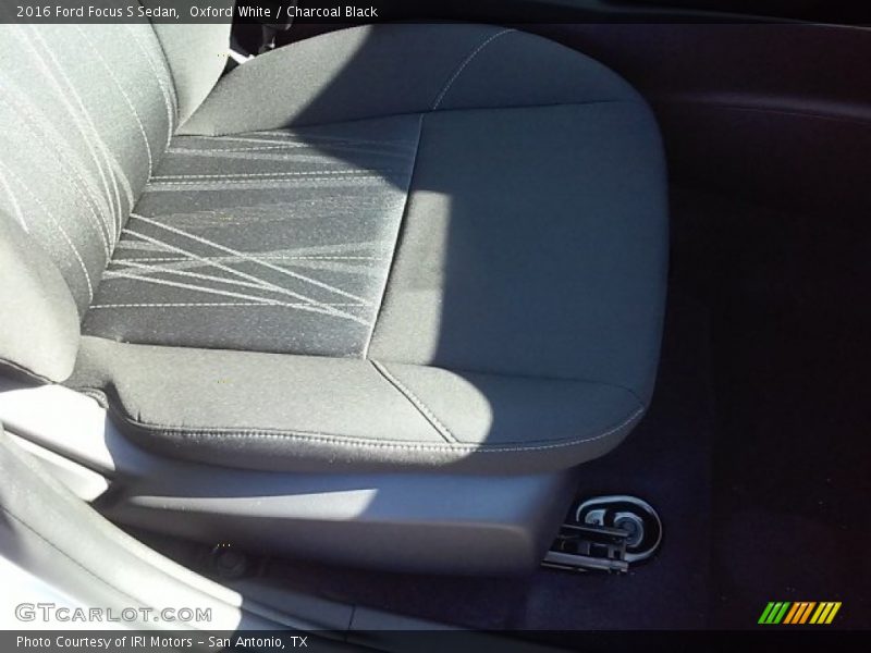 Oxford White / Charcoal Black 2016 Ford Focus S Sedan