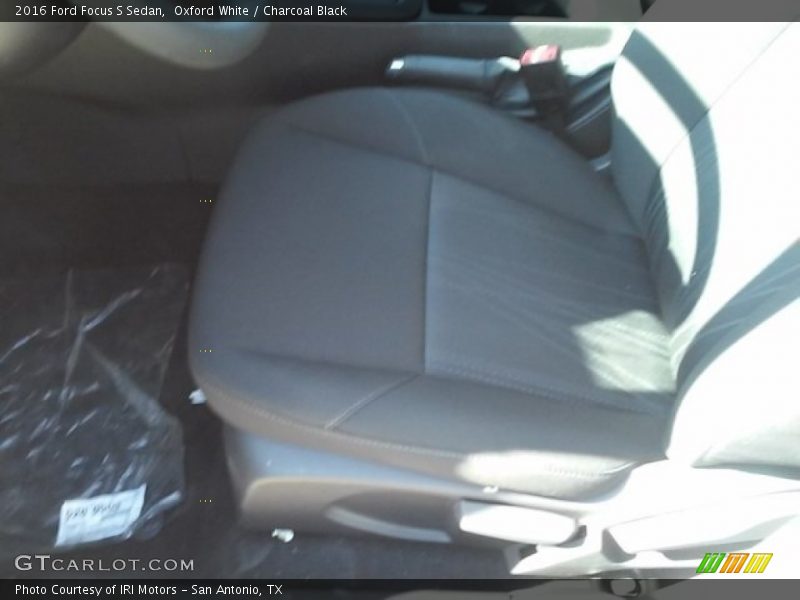 Oxford White / Charcoal Black 2016 Ford Focus S Sedan