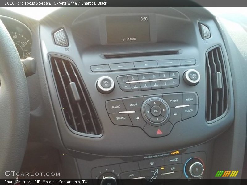 Oxford White / Charcoal Black 2016 Ford Focus S Sedan