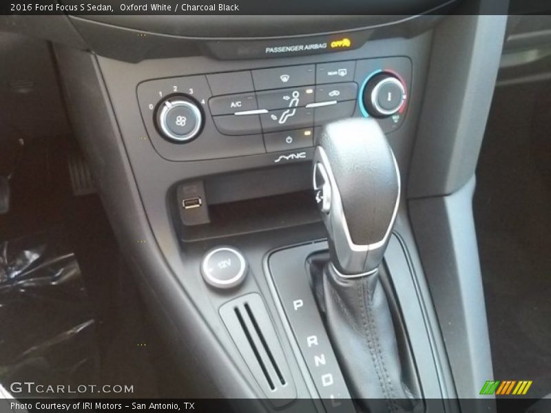 Oxford White / Charcoal Black 2016 Ford Focus S Sedan