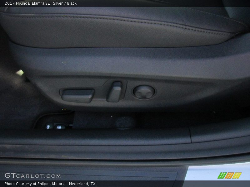 Silver / Black 2017 Hyundai Elantra SE