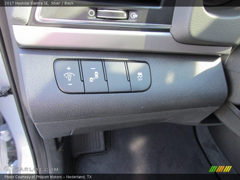 Silver / Black 2017 Hyundai Elantra SE