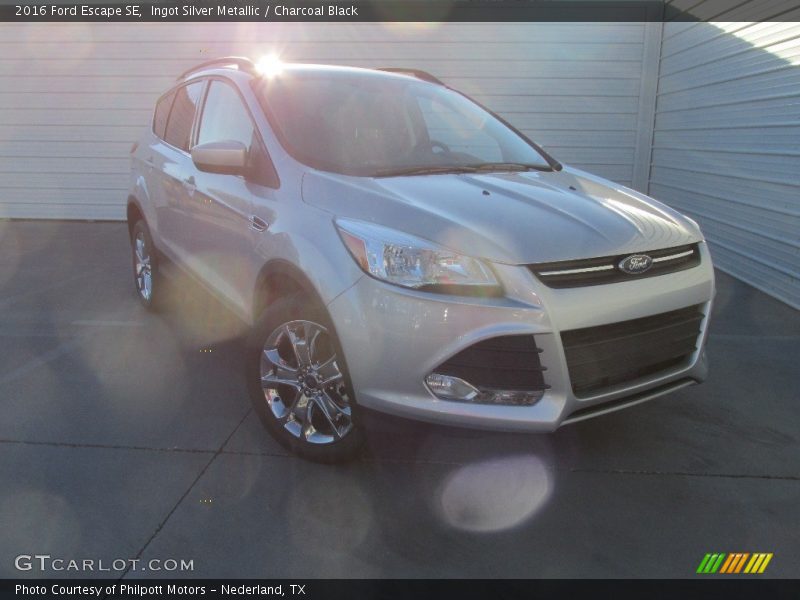 Ingot Silver Metallic / Charcoal Black 2016 Ford Escape SE