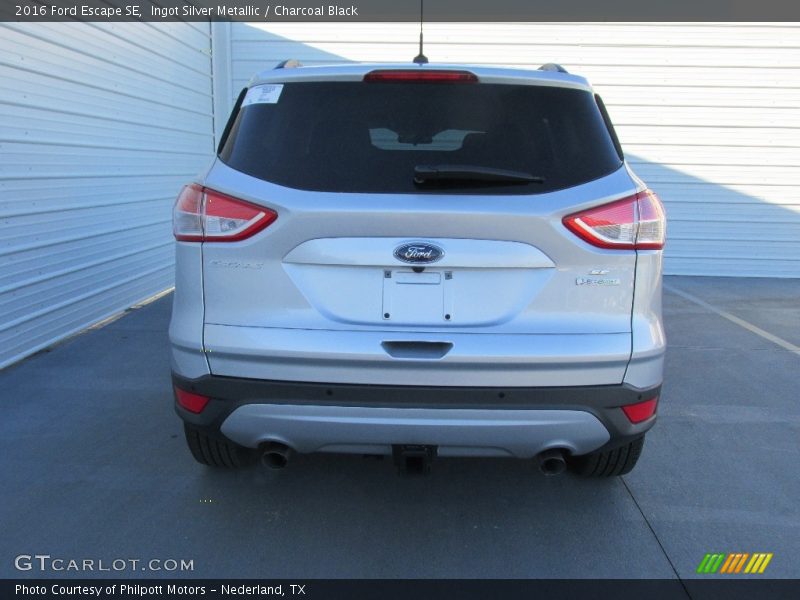 Ingot Silver Metallic / Charcoal Black 2016 Ford Escape SE