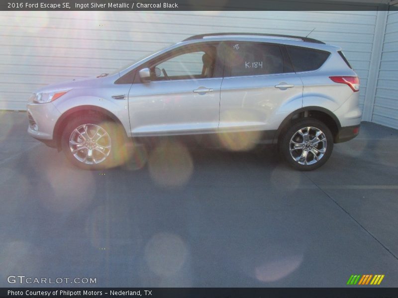 Ingot Silver Metallic / Charcoal Black 2016 Ford Escape SE