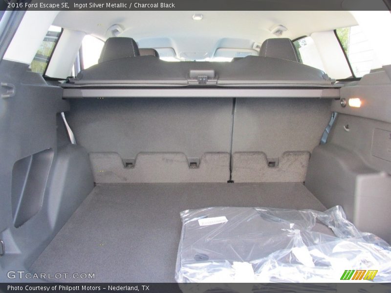 Ingot Silver Metallic / Charcoal Black 2016 Ford Escape SE