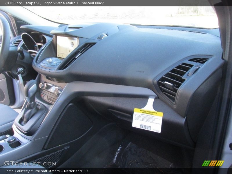 Ingot Silver Metallic / Charcoal Black 2016 Ford Escape SE