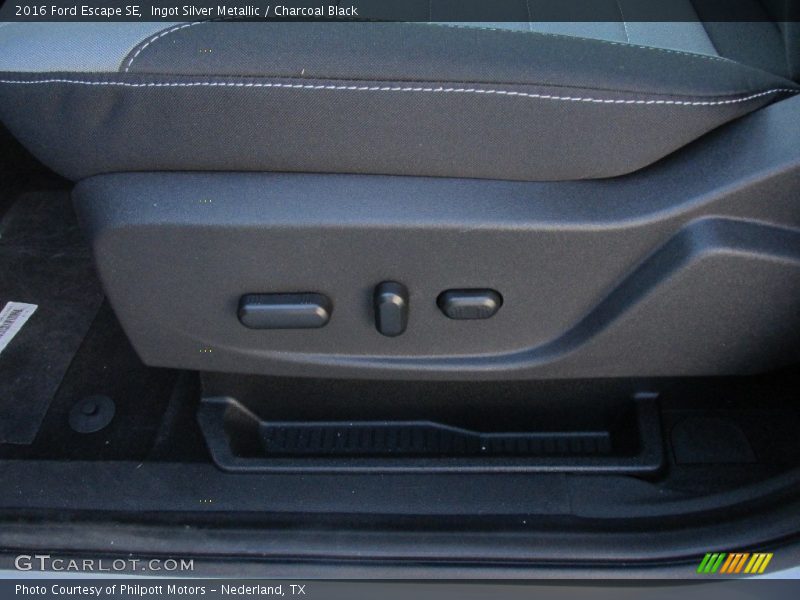 Ingot Silver Metallic / Charcoal Black 2016 Ford Escape SE