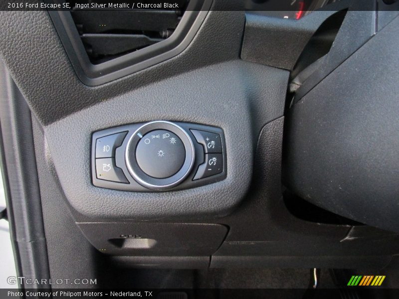 Ingot Silver Metallic / Charcoal Black 2016 Ford Escape SE