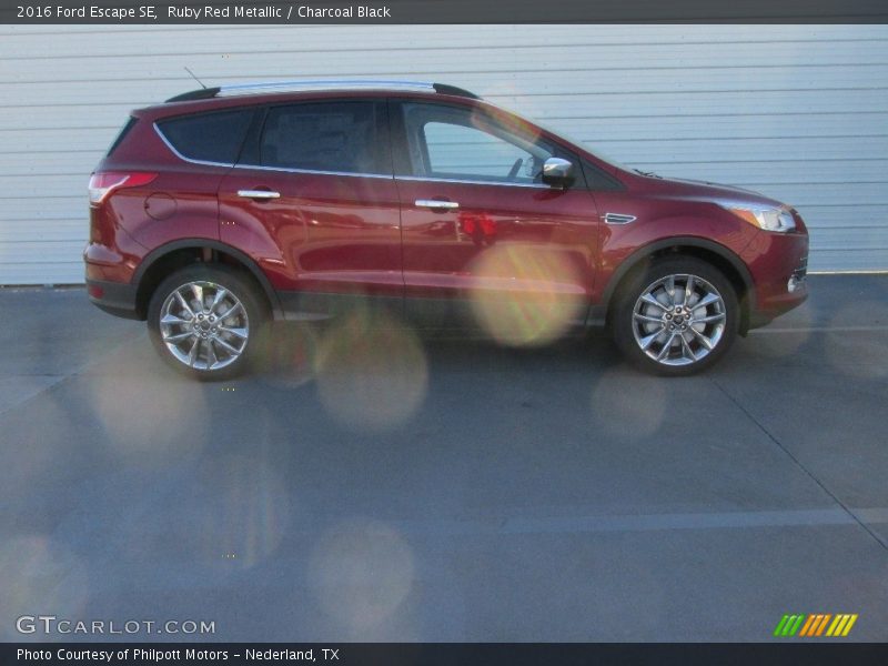 Ruby Red Metallic / Charcoal Black 2016 Ford Escape SE