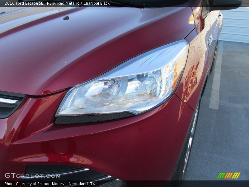 Ruby Red Metallic / Charcoal Black 2016 Ford Escape SE