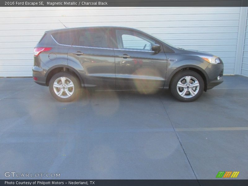 Magnetic Metallic / Charcoal Black 2016 Ford Escape SE