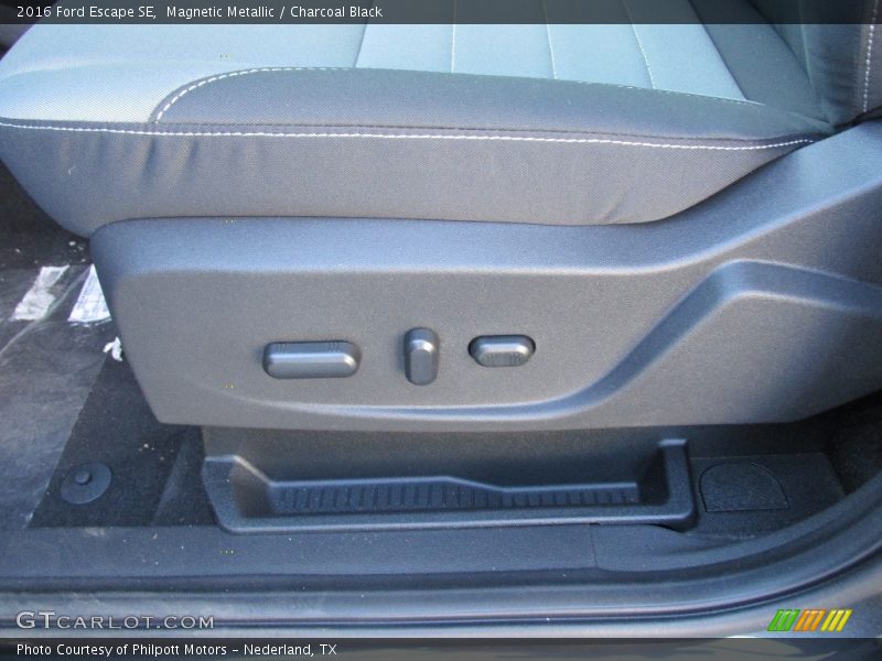 Magnetic Metallic / Charcoal Black 2016 Ford Escape SE