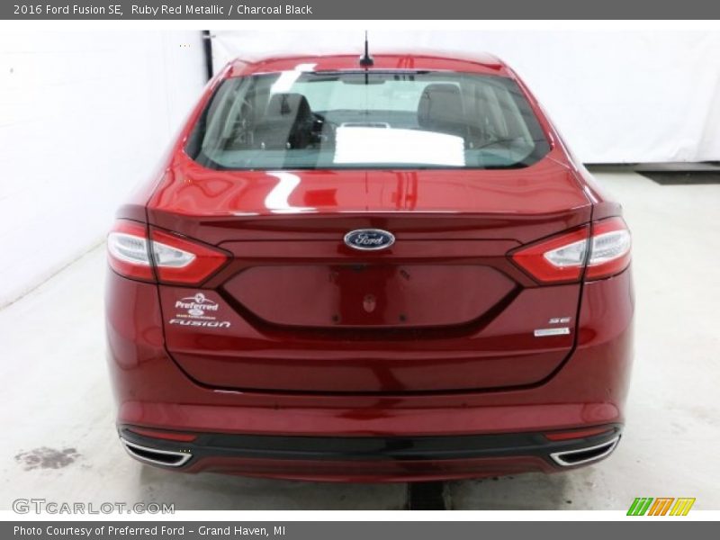 Ruby Red Metallic / Charcoal Black 2016 Ford Fusion SE