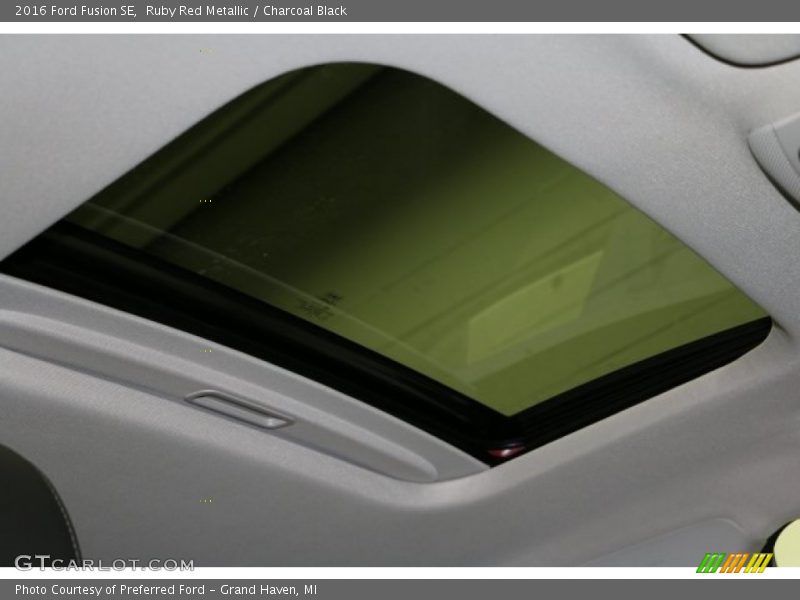 Ruby Red Metallic / Charcoal Black 2016 Ford Fusion SE