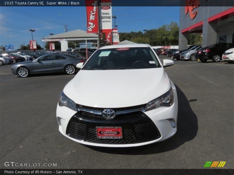 Super White / Black 2015 Toyota Camry SE