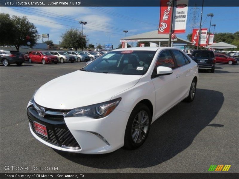 Super White / Black 2015 Toyota Camry SE