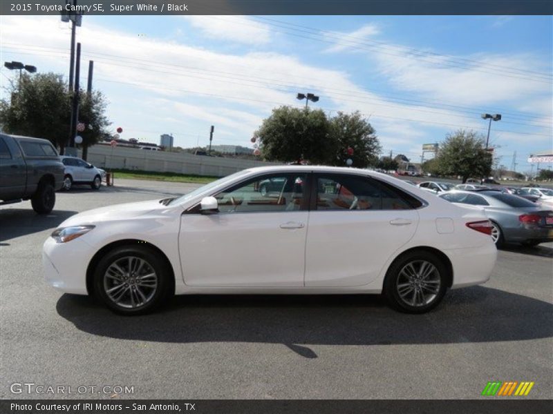 Super White / Black 2015 Toyota Camry SE