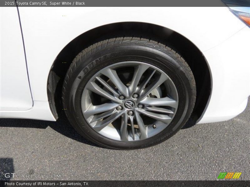 Super White / Black 2015 Toyota Camry SE