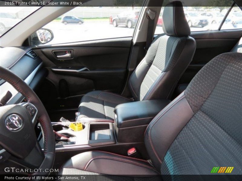 Super White / Black 2015 Toyota Camry SE