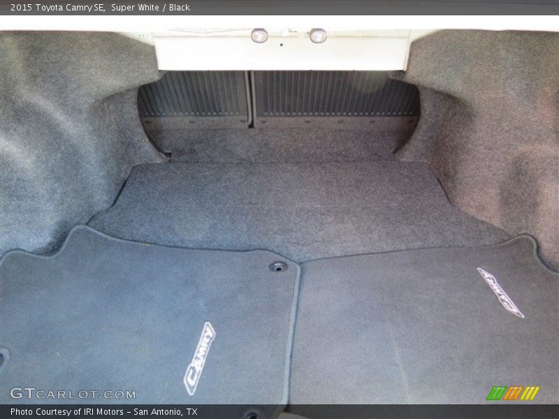 Super White / Black 2015 Toyota Camry SE