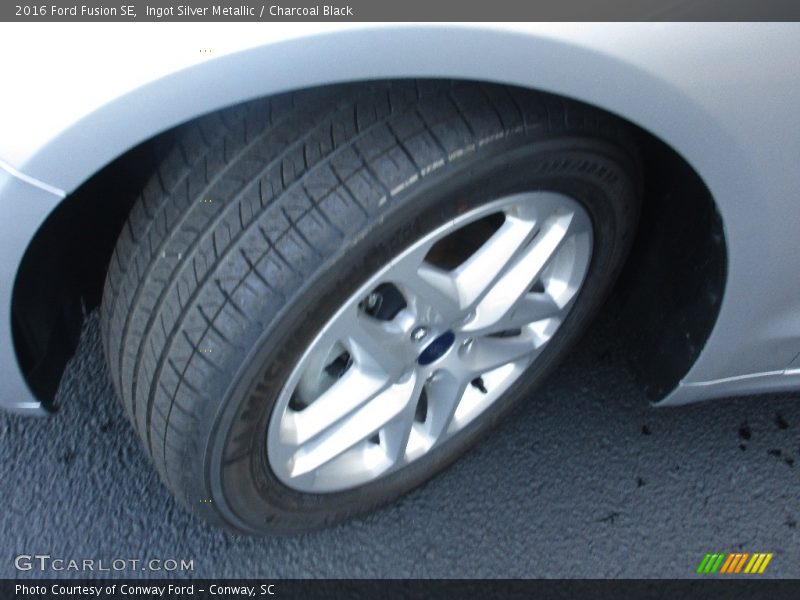 Ingot Silver Metallic / Charcoal Black 2016 Ford Fusion SE