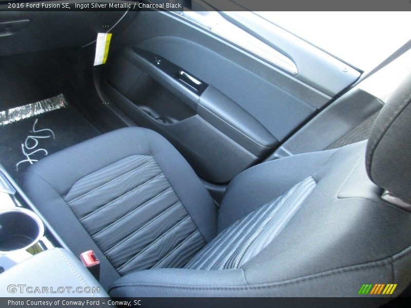 Ingot Silver Metallic / Charcoal Black 2016 Ford Fusion SE