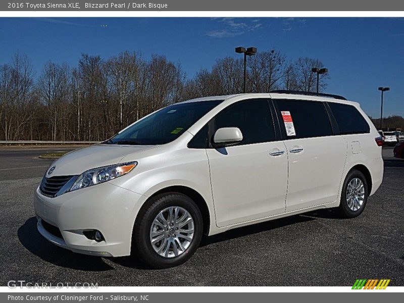 Front 3/4 View of 2016 Sienna XLE