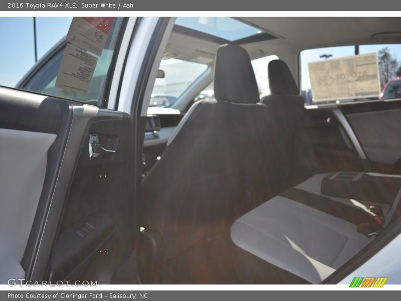 Super White / Ash 2016 Toyota RAV4 XLE