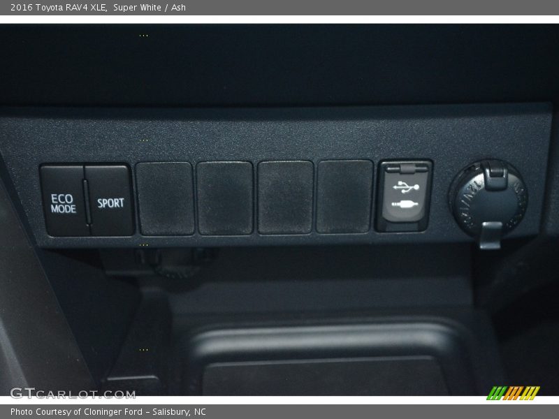 Super White / Ash 2016 Toyota RAV4 XLE