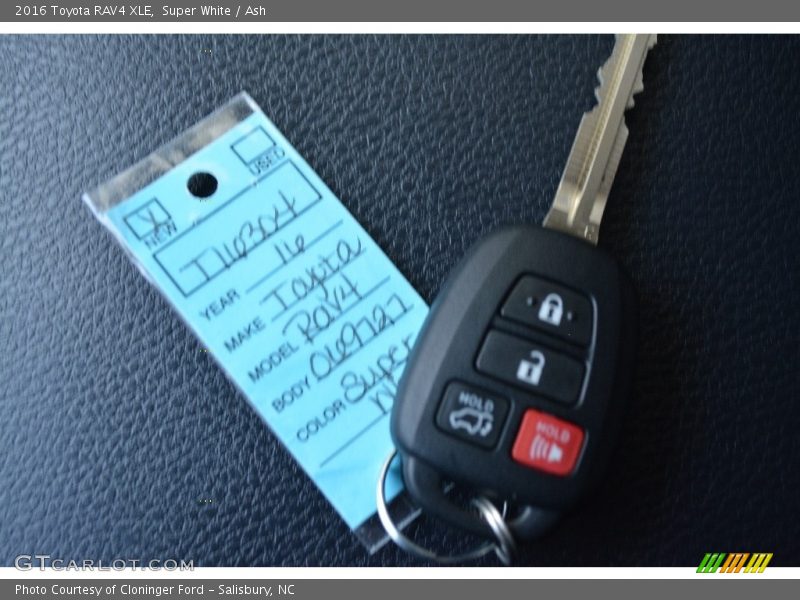 Super White / Ash 2016 Toyota RAV4 XLE