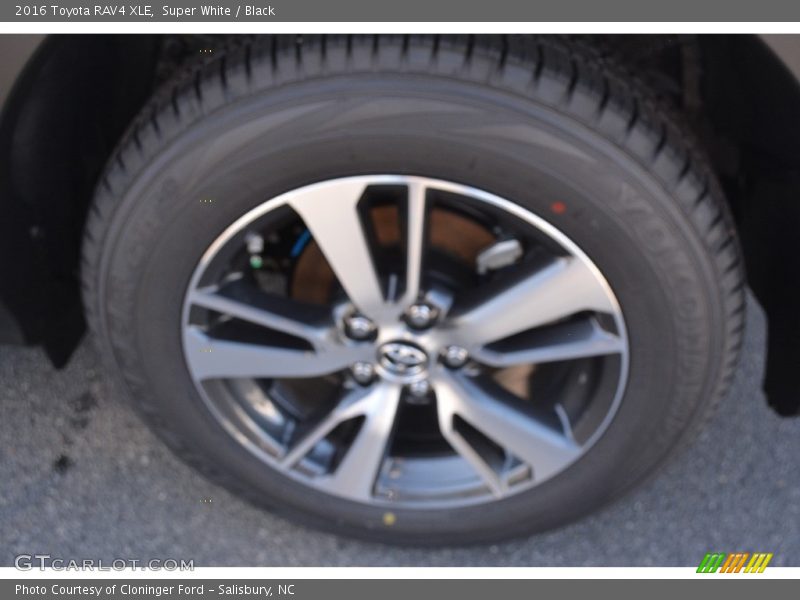 Super White / Black 2016 Toyota RAV4 XLE