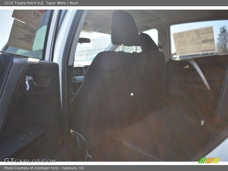 Super White / Black 2016 Toyota RAV4 XLE