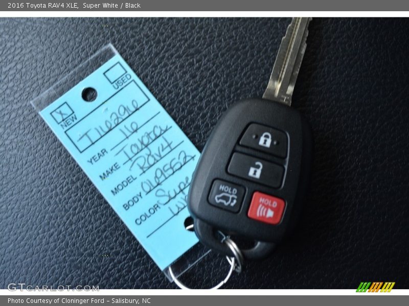Super White / Black 2016 Toyota RAV4 XLE