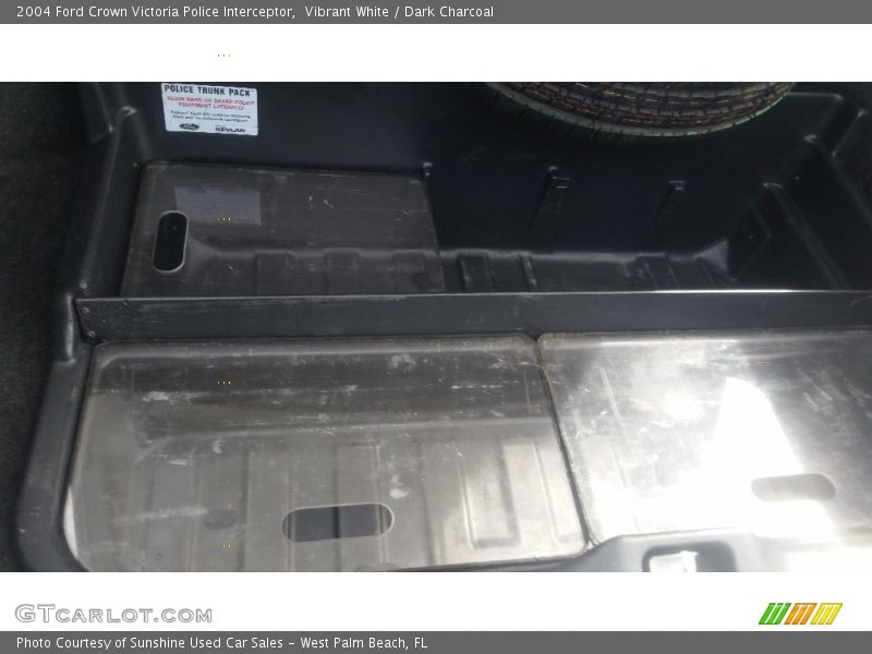 Vibrant White / Dark Charcoal 2004 Ford Crown Victoria Police Interceptor