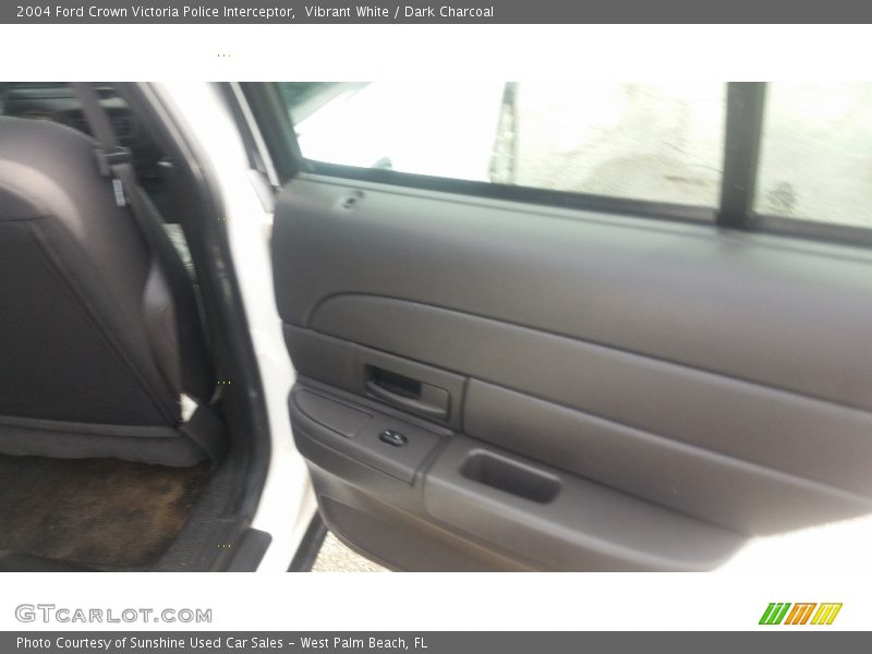 Vibrant White / Dark Charcoal 2004 Ford Crown Victoria Police Interceptor
