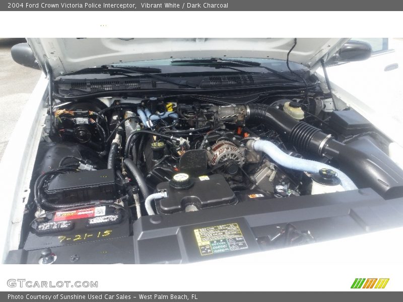 Vibrant White / Dark Charcoal 2004 Ford Crown Victoria Police Interceptor