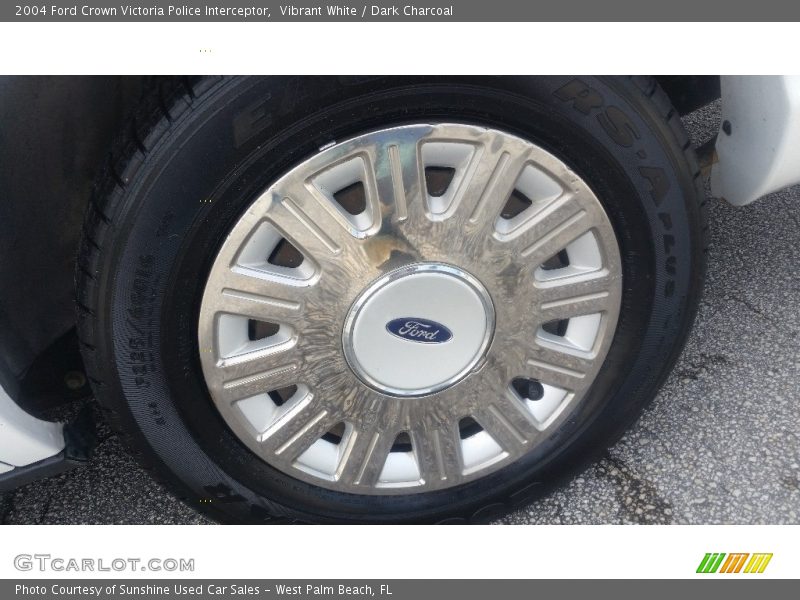 Vibrant White / Dark Charcoal 2004 Ford Crown Victoria Police Interceptor