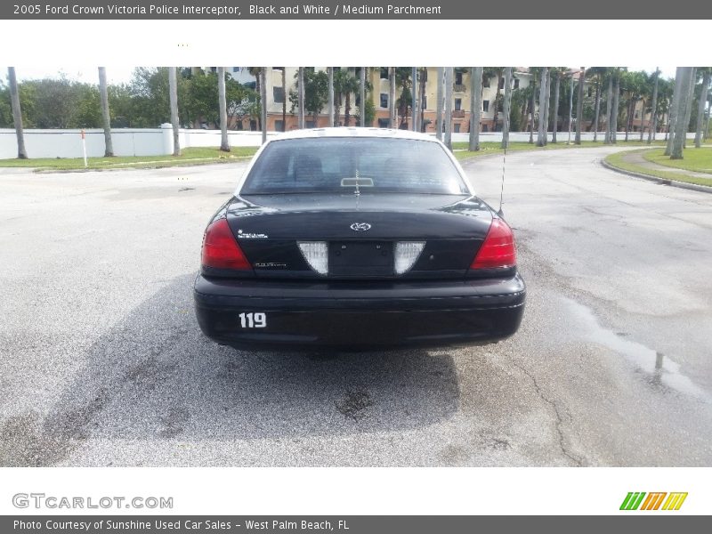 Black and White / Medium Parchment 2005 Ford Crown Victoria Police Interceptor