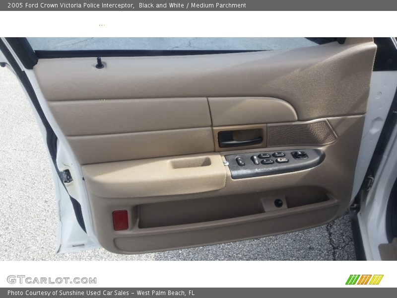 Black and White / Medium Parchment 2005 Ford Crown Victoria Police Interceptor