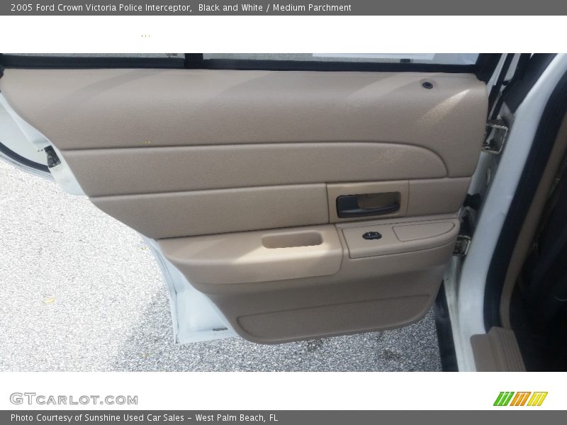 Black and White / Medium Parchment 2005 Ford Crown Victoria Police Interceptor