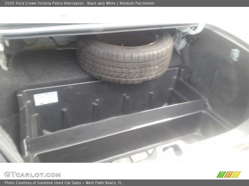 Black and White / Medium Parchment 2005 Ford Crown Victoria Police Interceptor